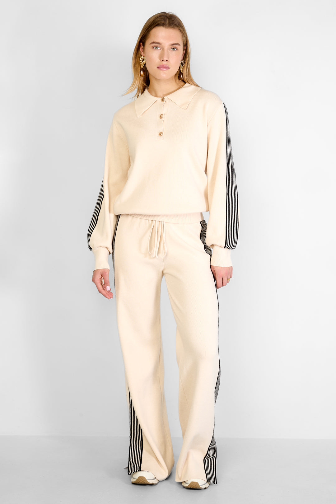 Knitted trousers with stripes