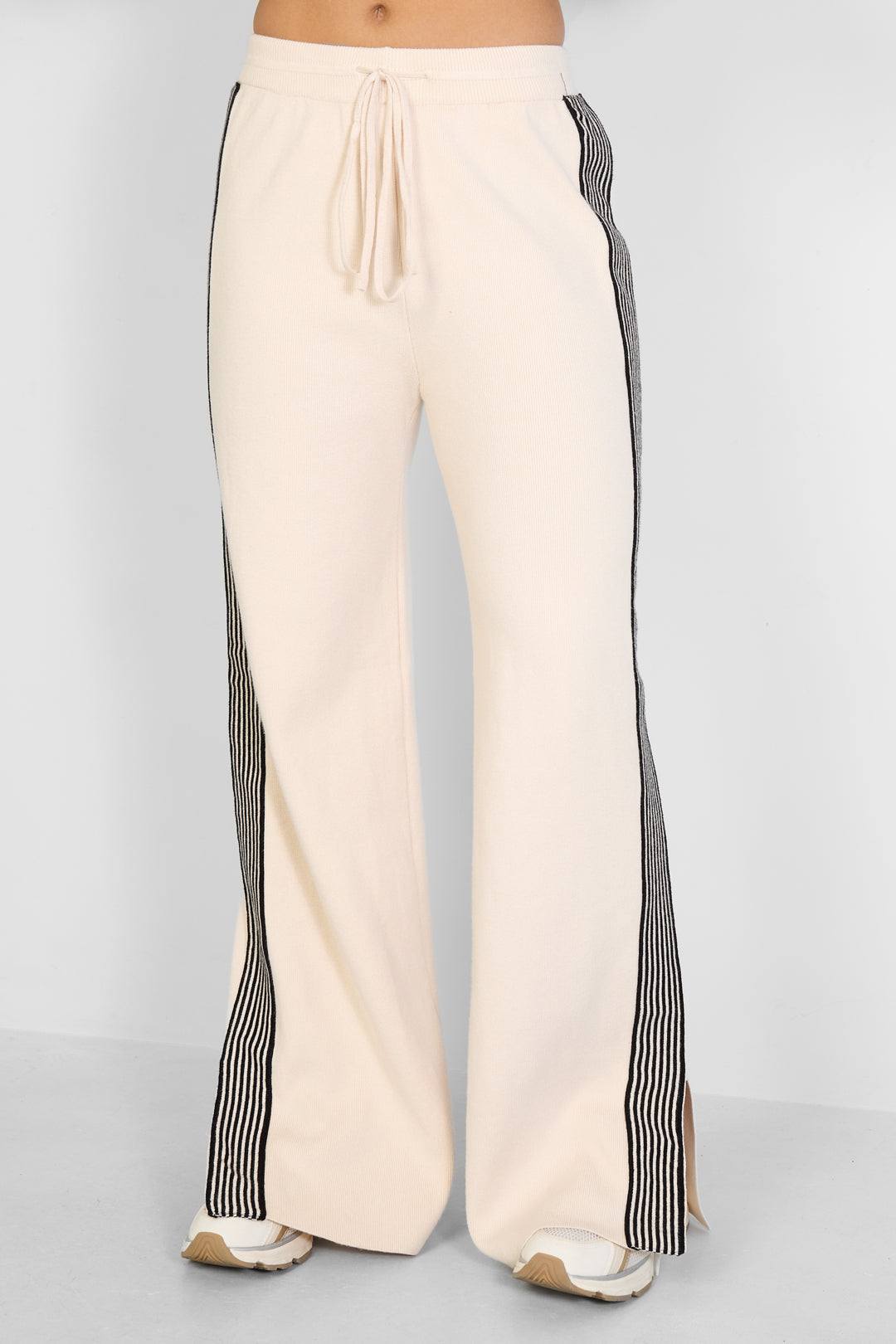 Knitted trousers with stripes