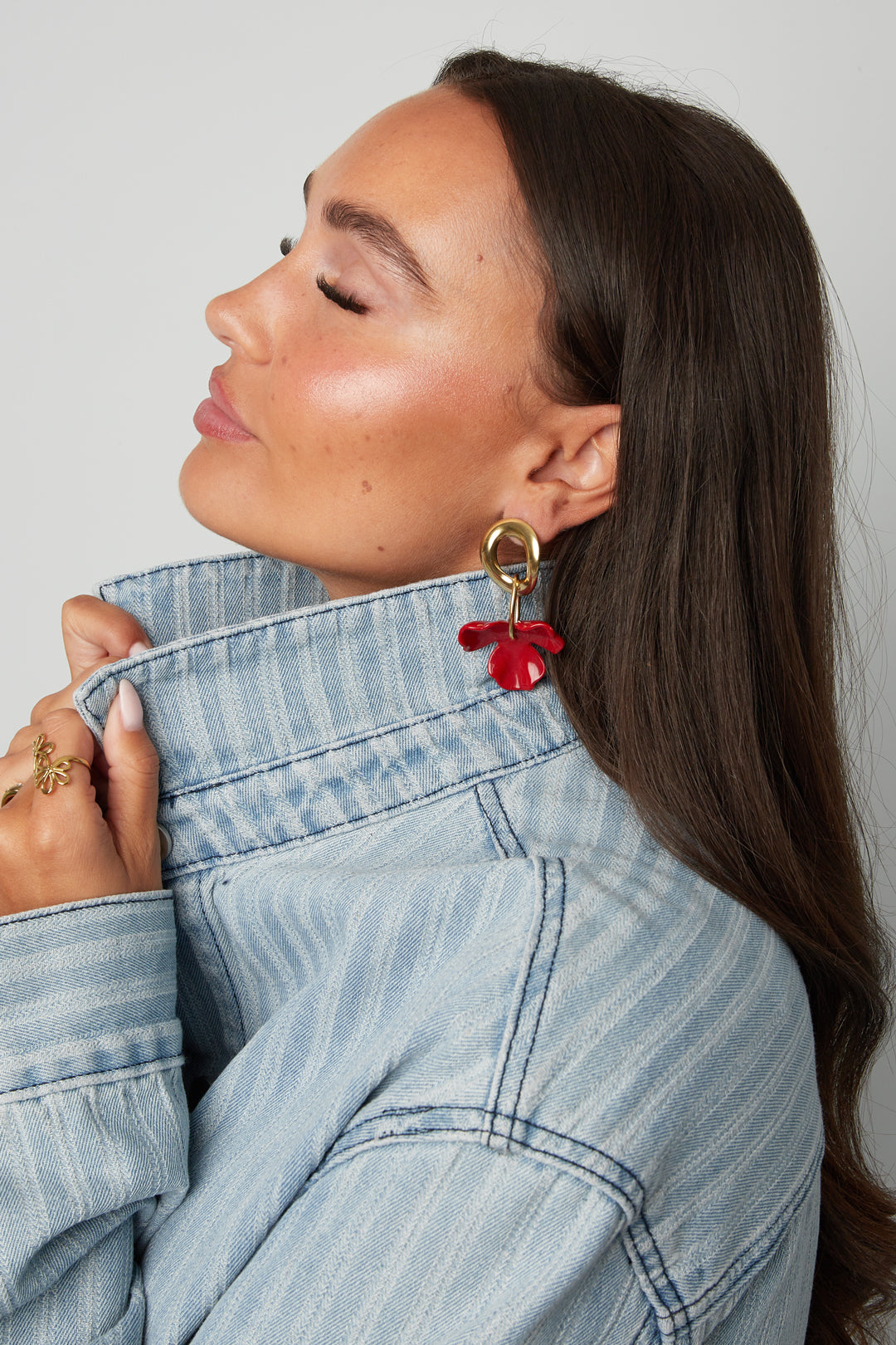 Round earrings with hanging flower